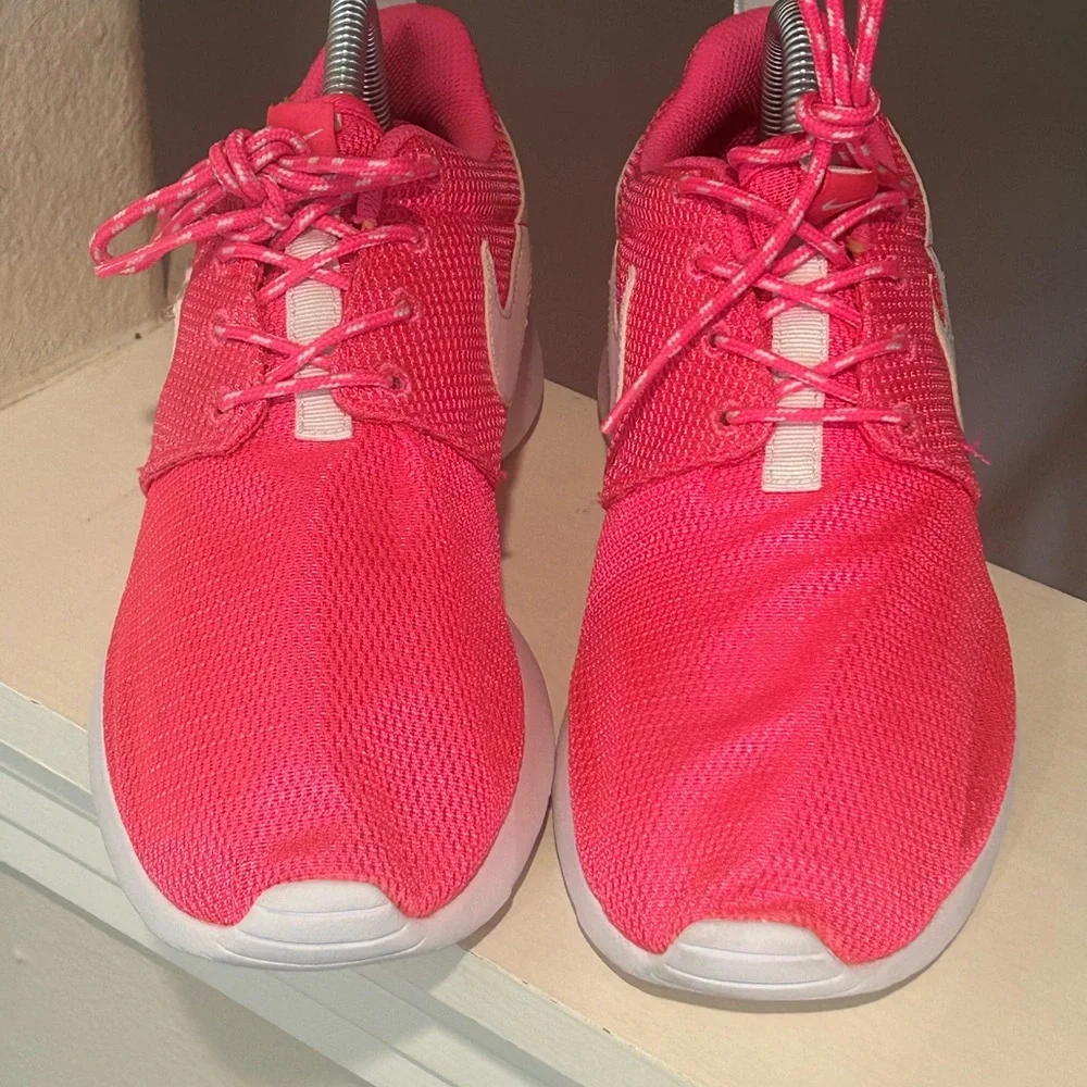 Nike Roshe One Kids Trainers Size 6.5 Y Running Shoes Pink/White 599729-609 - Picture 6 of 9